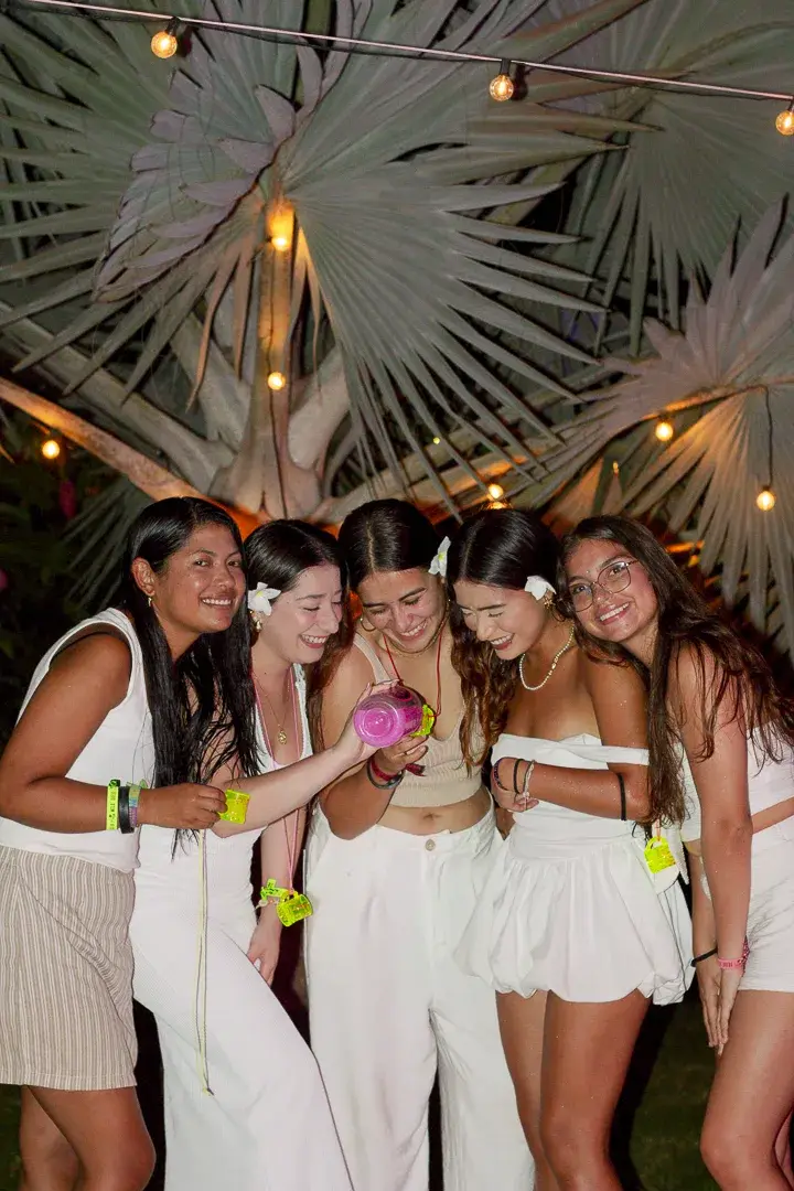 Amigas riendo frente al mar